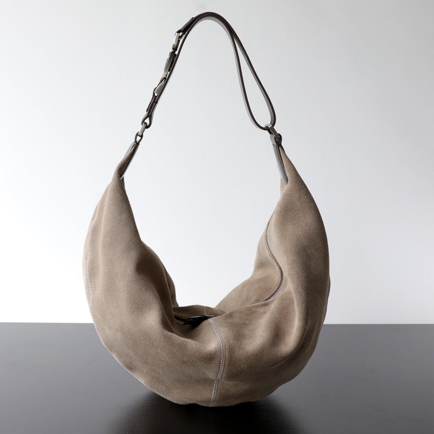 Sac croissant femme en cuir véritable, sac bandoulière beige – vue de face.