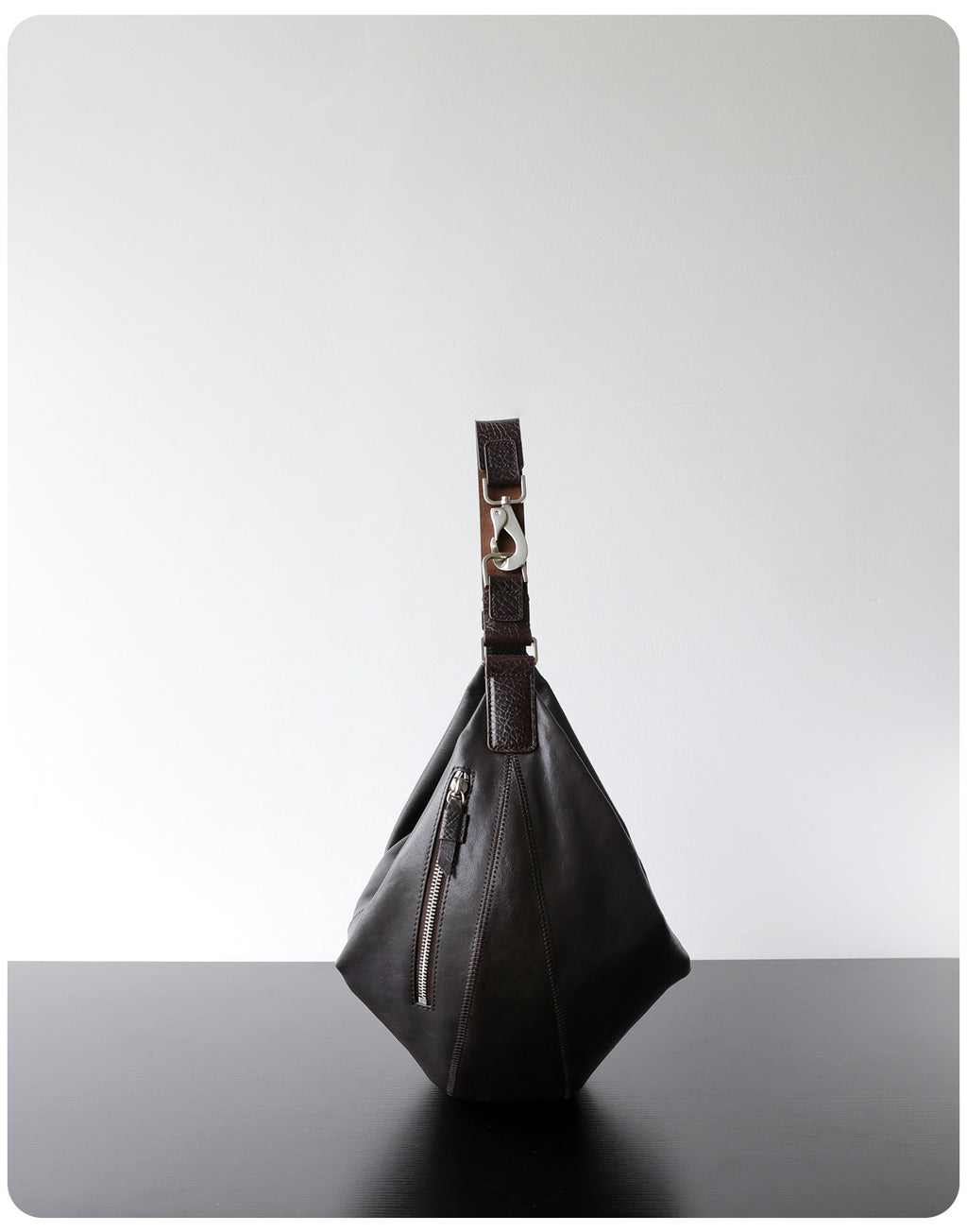 Sac croissant femme en cuir véritable, sac bandoulière, coloris ébène, vue de coté
