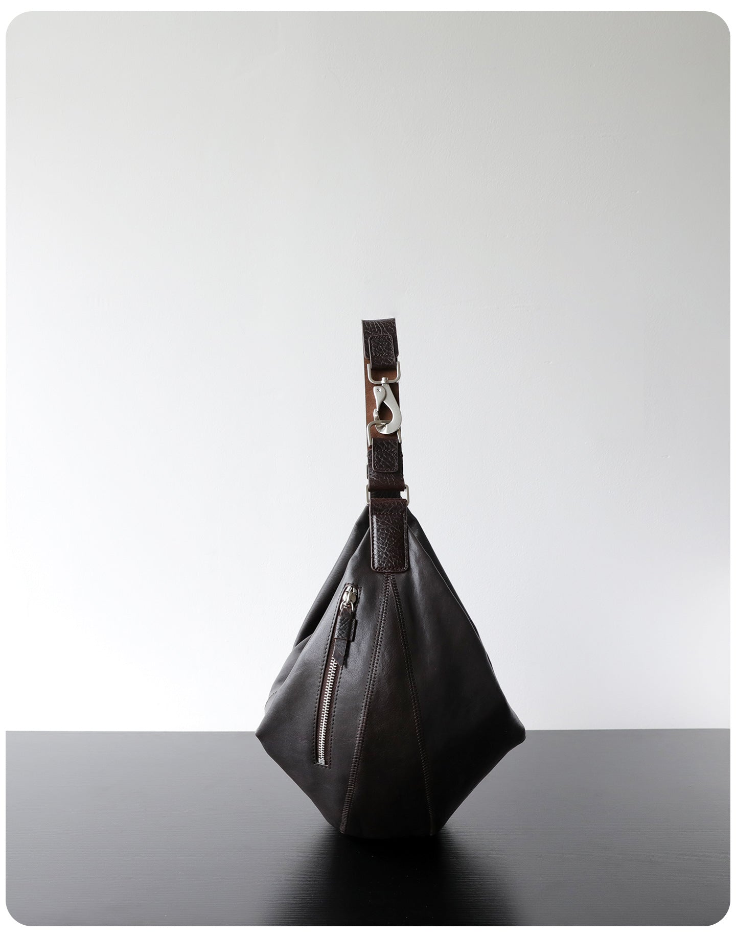 Sac croissant femme en cuir véritable, sac bandoulière, coloris ébène, vue de coté