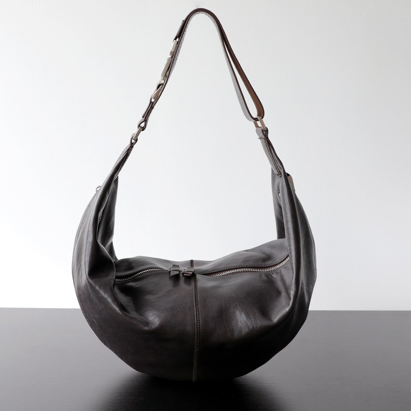Sac croissant femme en cuir véritable, sac bandoulière, coloris ébène – vue de face.