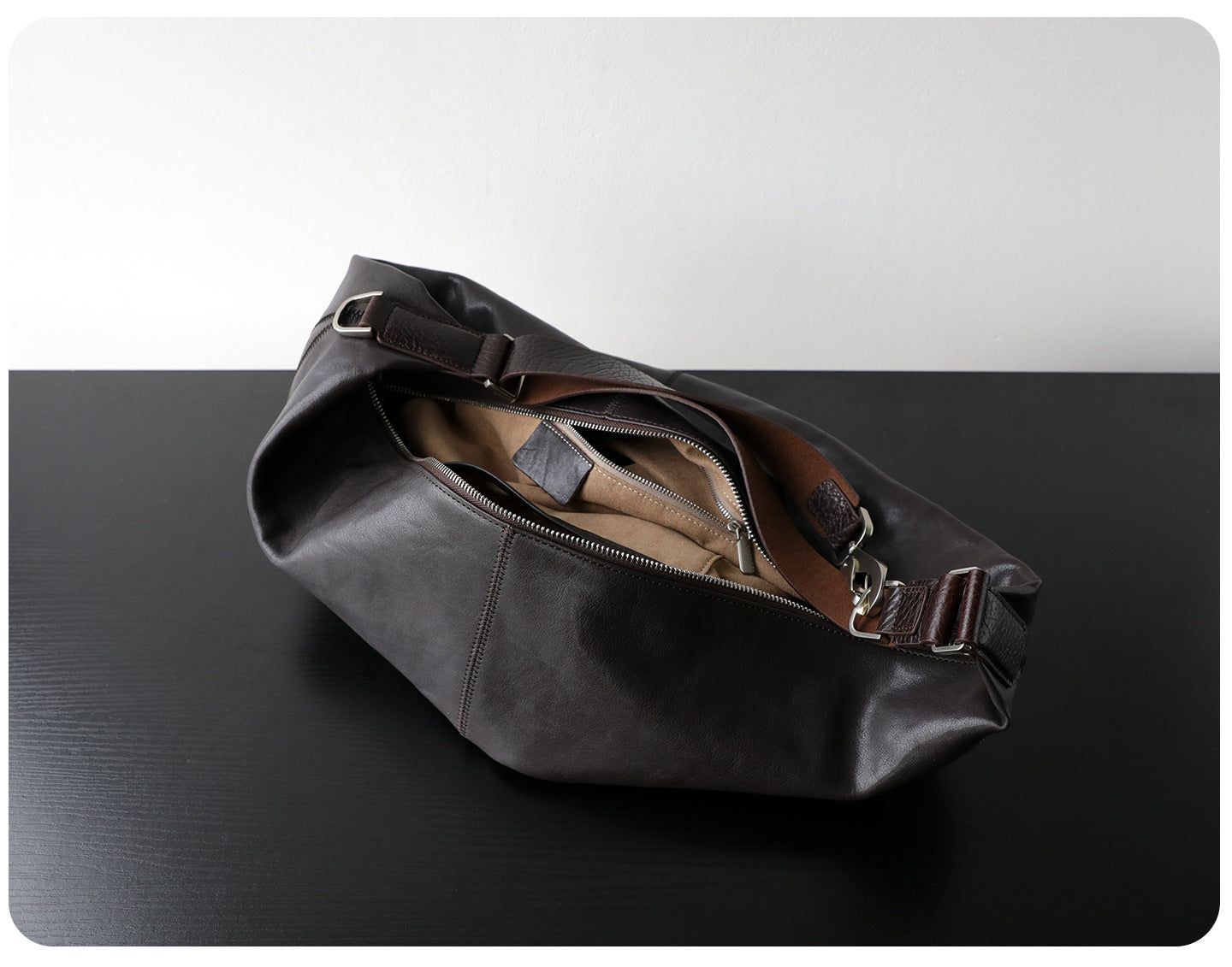 Sac croissant femme en cuir véritable, sac bandoulière, coloris ébène – vue de l'intérieur