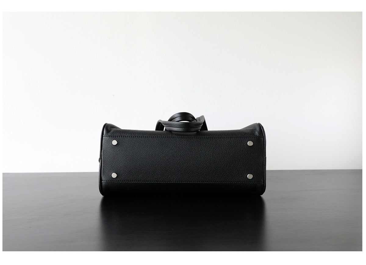 Sac fourre-tout femme cuir pleine fleur, sac vintage intemporel haut de gamme ,coloris noir,  vue frontale du bas