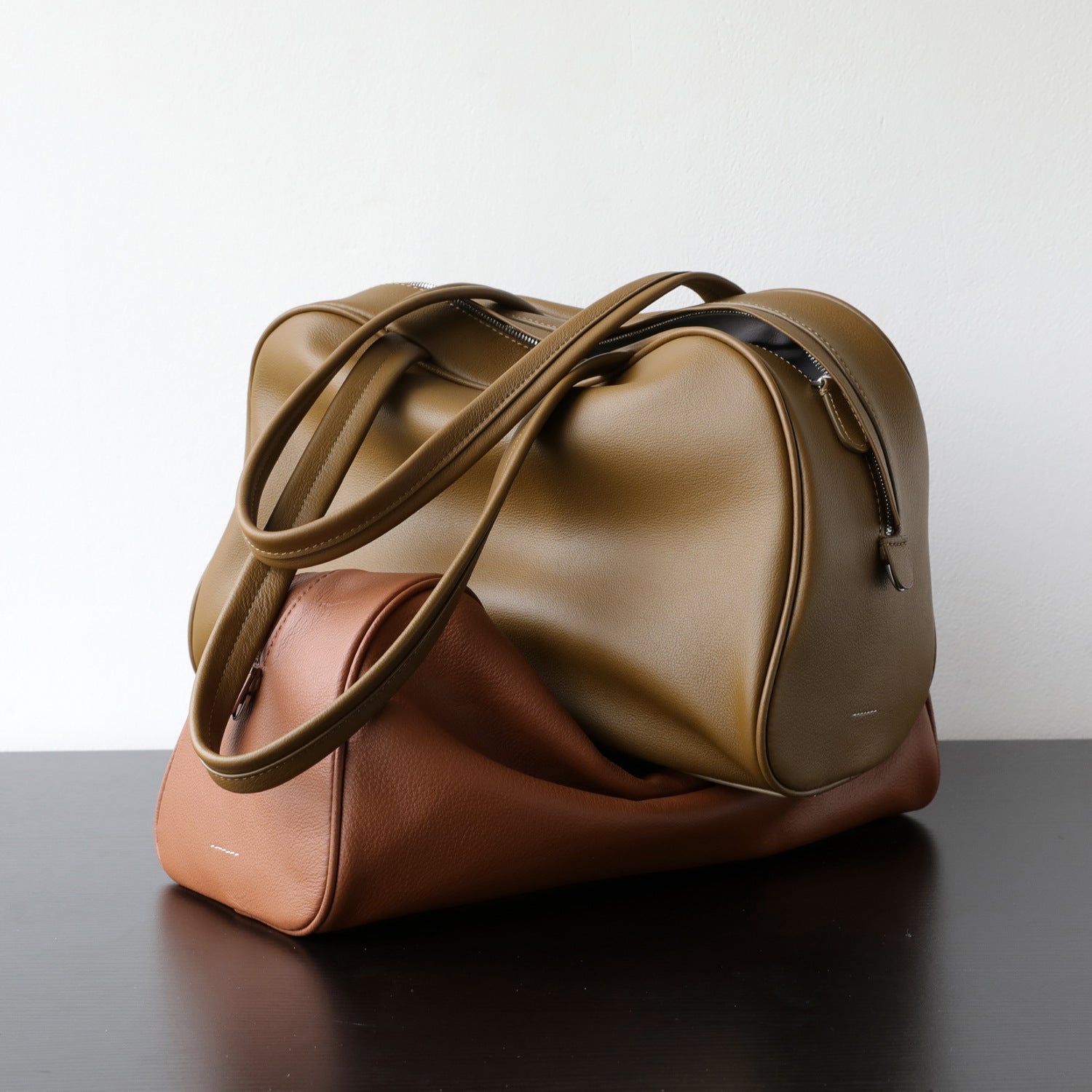 Sac fourre-tout femme cuir pleine fleur, sac vintage intemporel haut de gamme, coloris olive, marron foncé, vue latéral