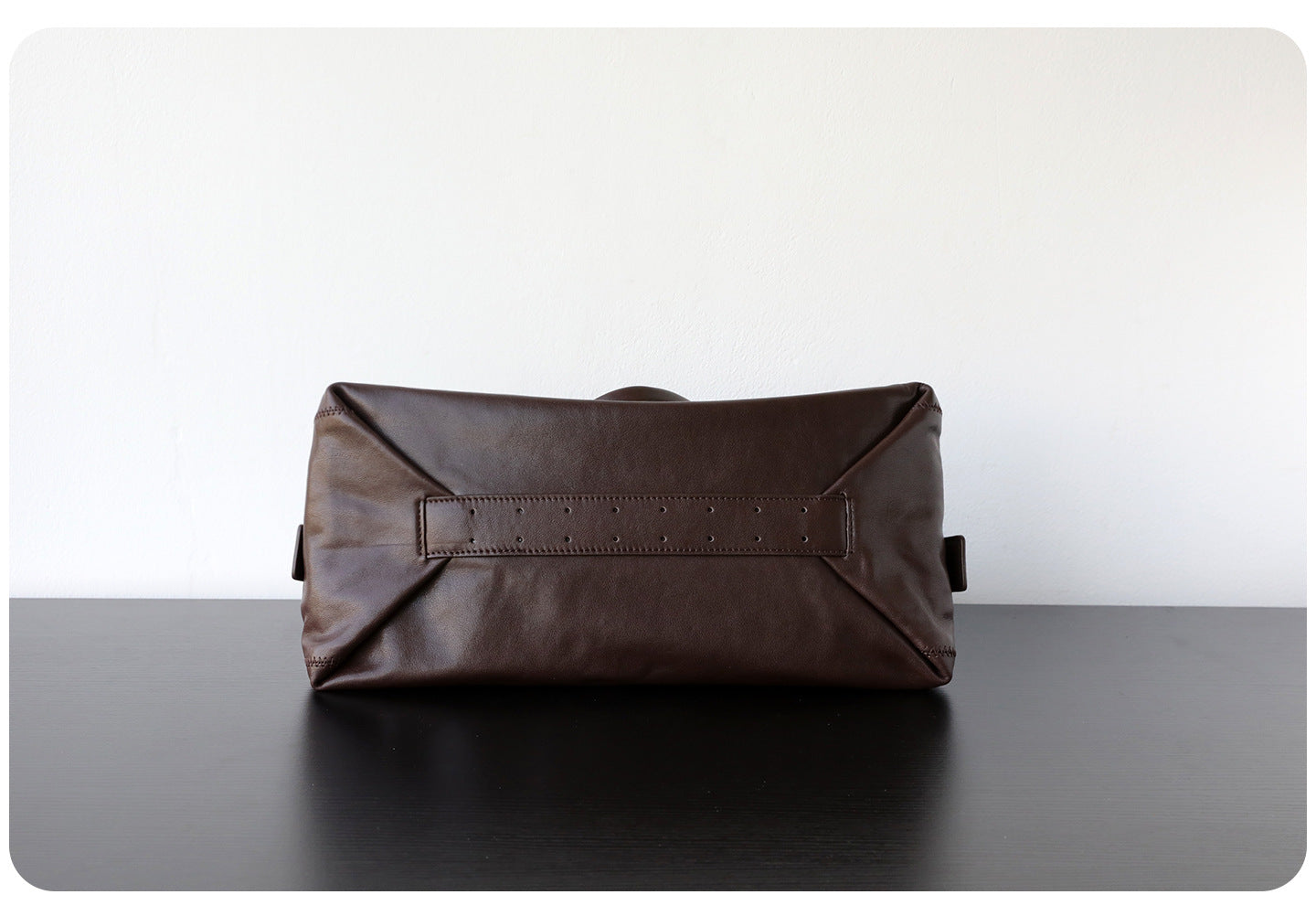 Sac hobo en cuir, couleur chocolat , vue de bas