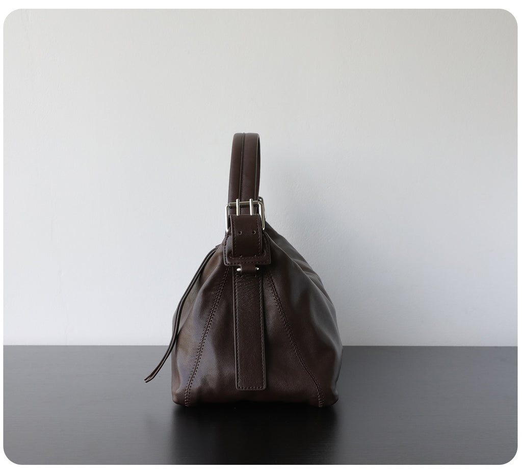 Sac hobo en cuir, couleur chocolat  – vue de coté