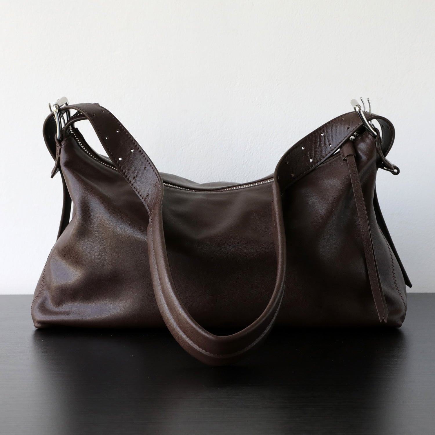 Sac hobo en cuir, couleur chocolat  – vue de face