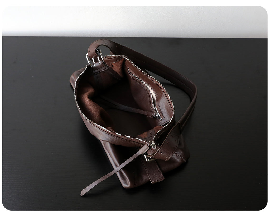 Sac hobo en cuir, couleur chocolat , vue de l'intérieur