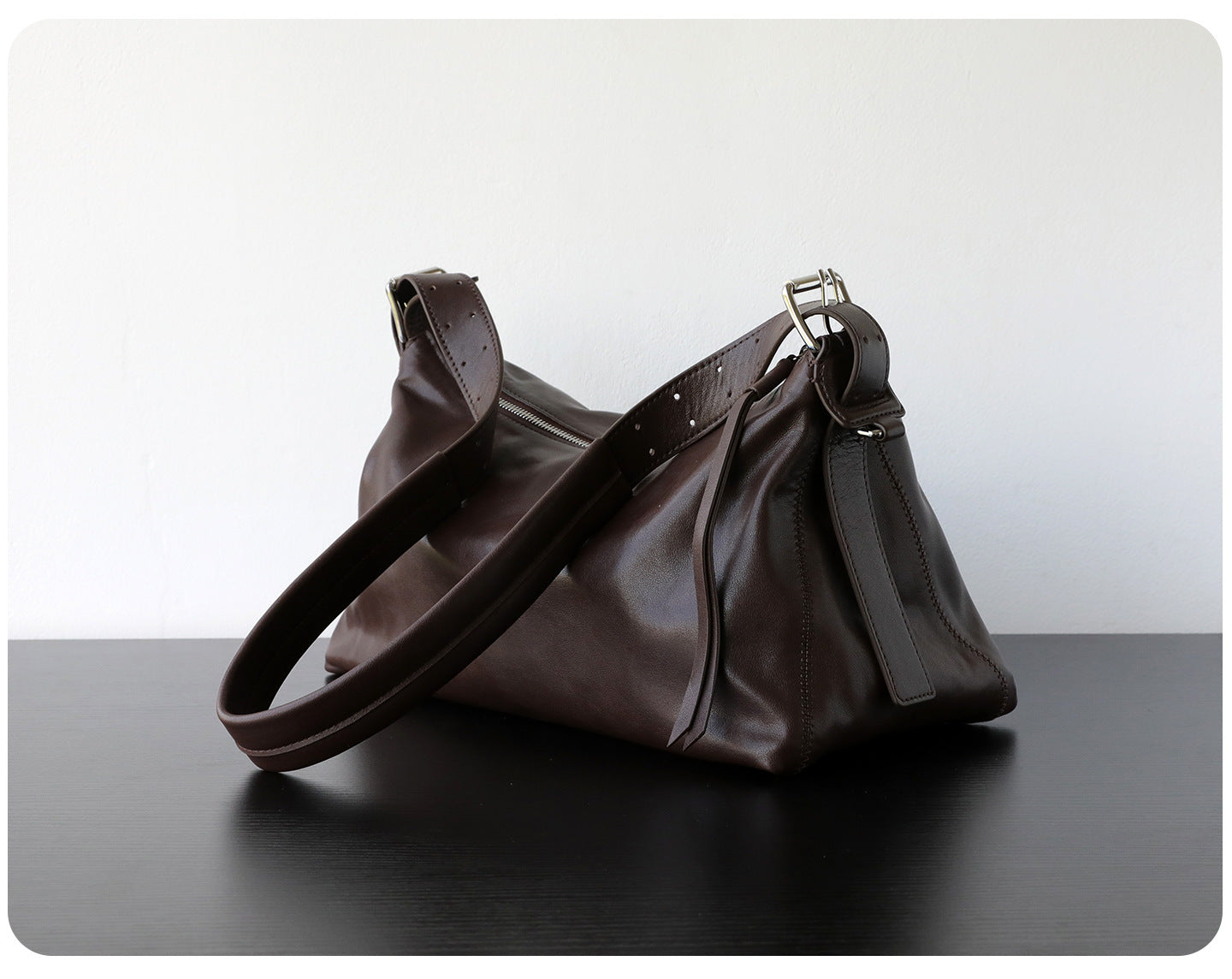 Sac hobo en cuir, couleur chocolat  – vue latéral