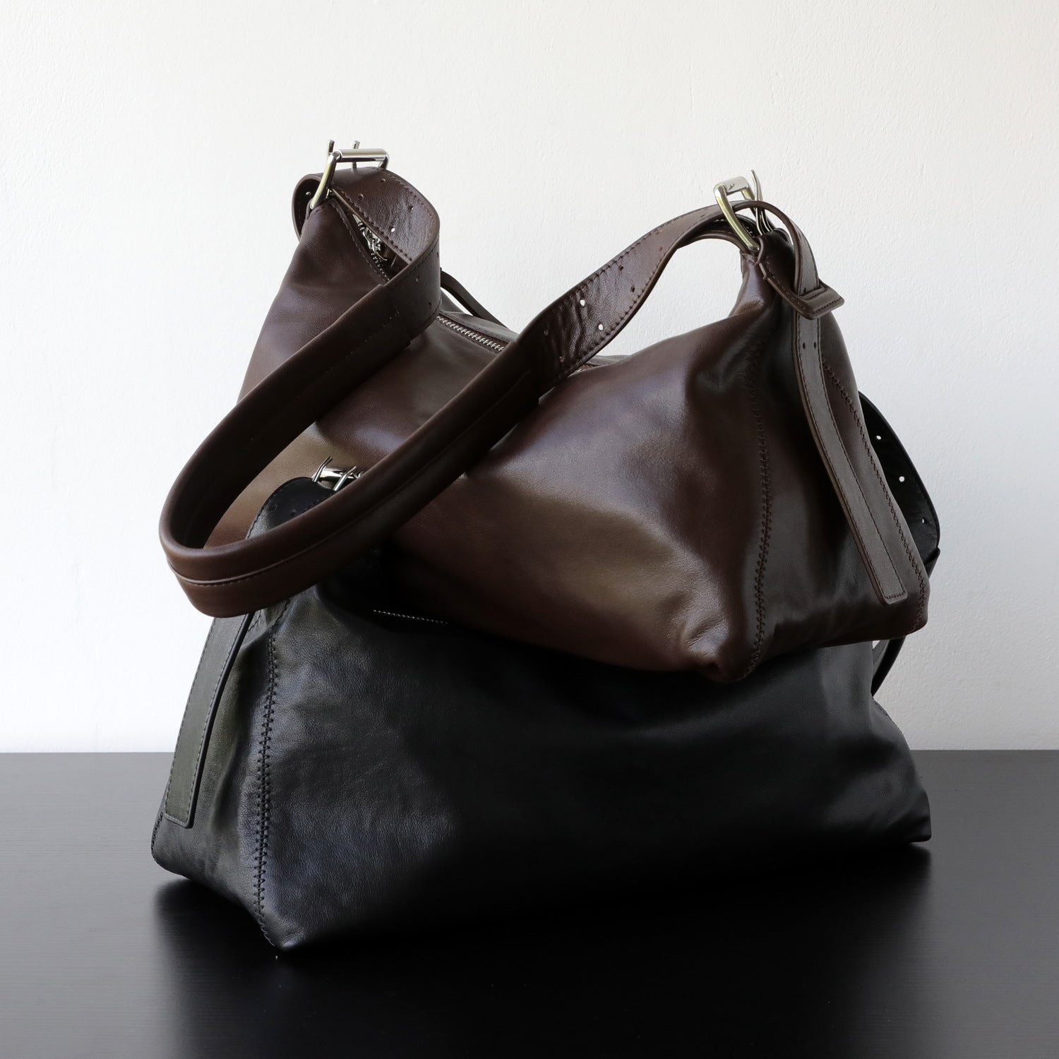 Sac hobo en cuir, couleur noir, marron foncé – vue latéral