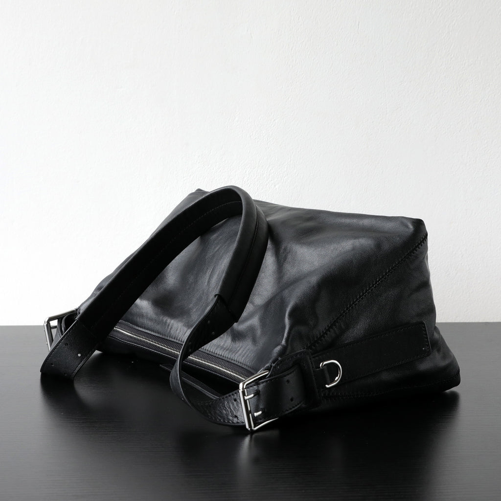 Sac hobo en cuir, couleur noir – vue de coté
