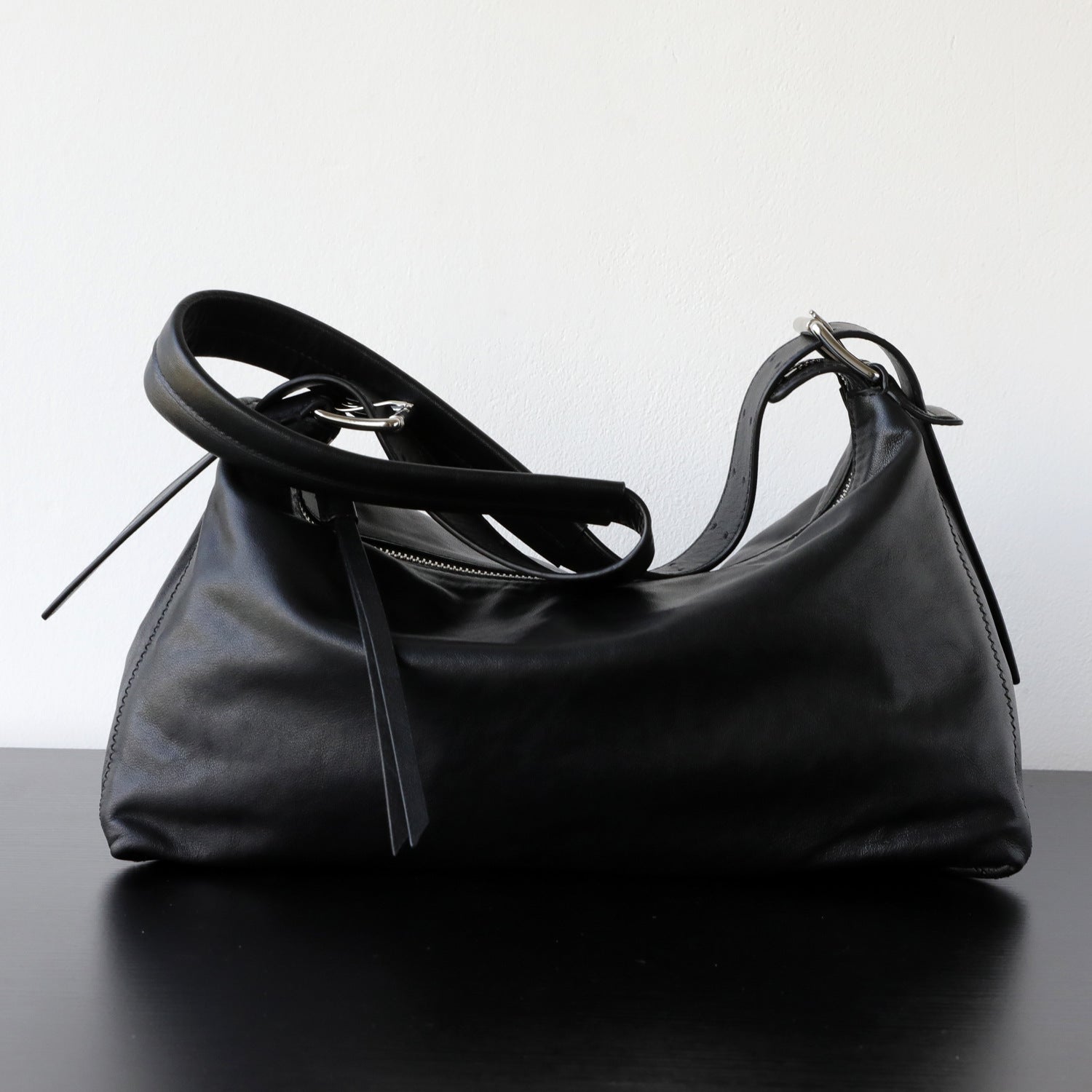 Sac hobo en cuir, couleur noir – vue de face