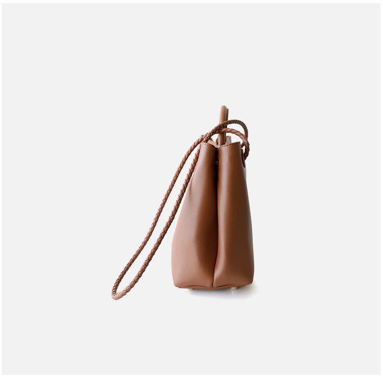 Sac à main femme en cuir de vachette – Grand sac cabas intemporel, taille petit, coloris caramel, vue frontale de coté