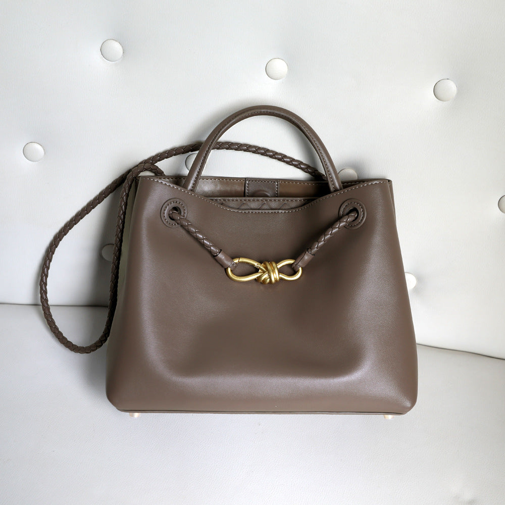 Sac à main femme en cuir de vachette – Grand sac cabas intemporel, taille petits et grands, coloris brun foncé, vue frontale