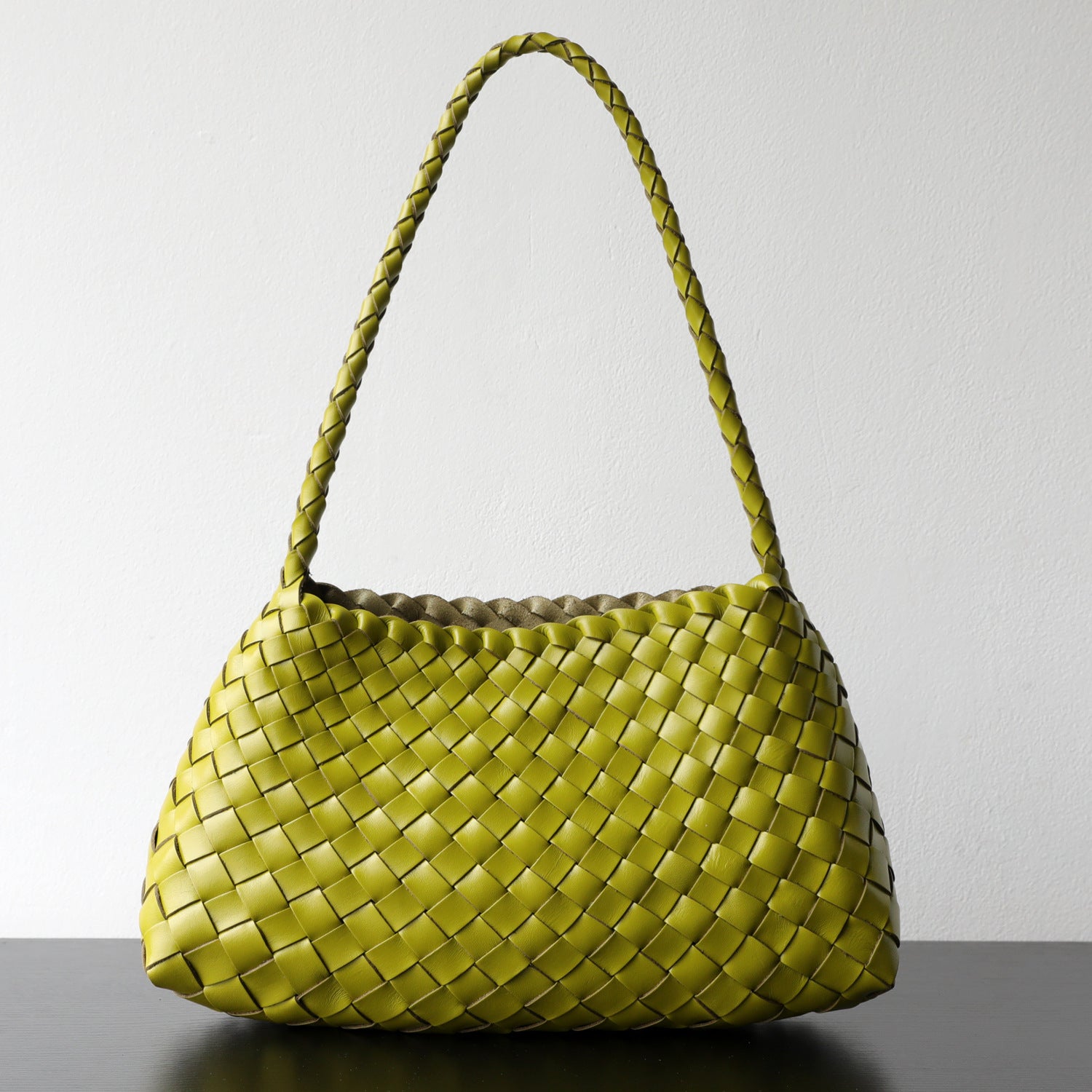 Sac à main femme en cuir véritable, sac en cuir tressé pleine fleur, coloris jaune citron – design élégant vue frontale