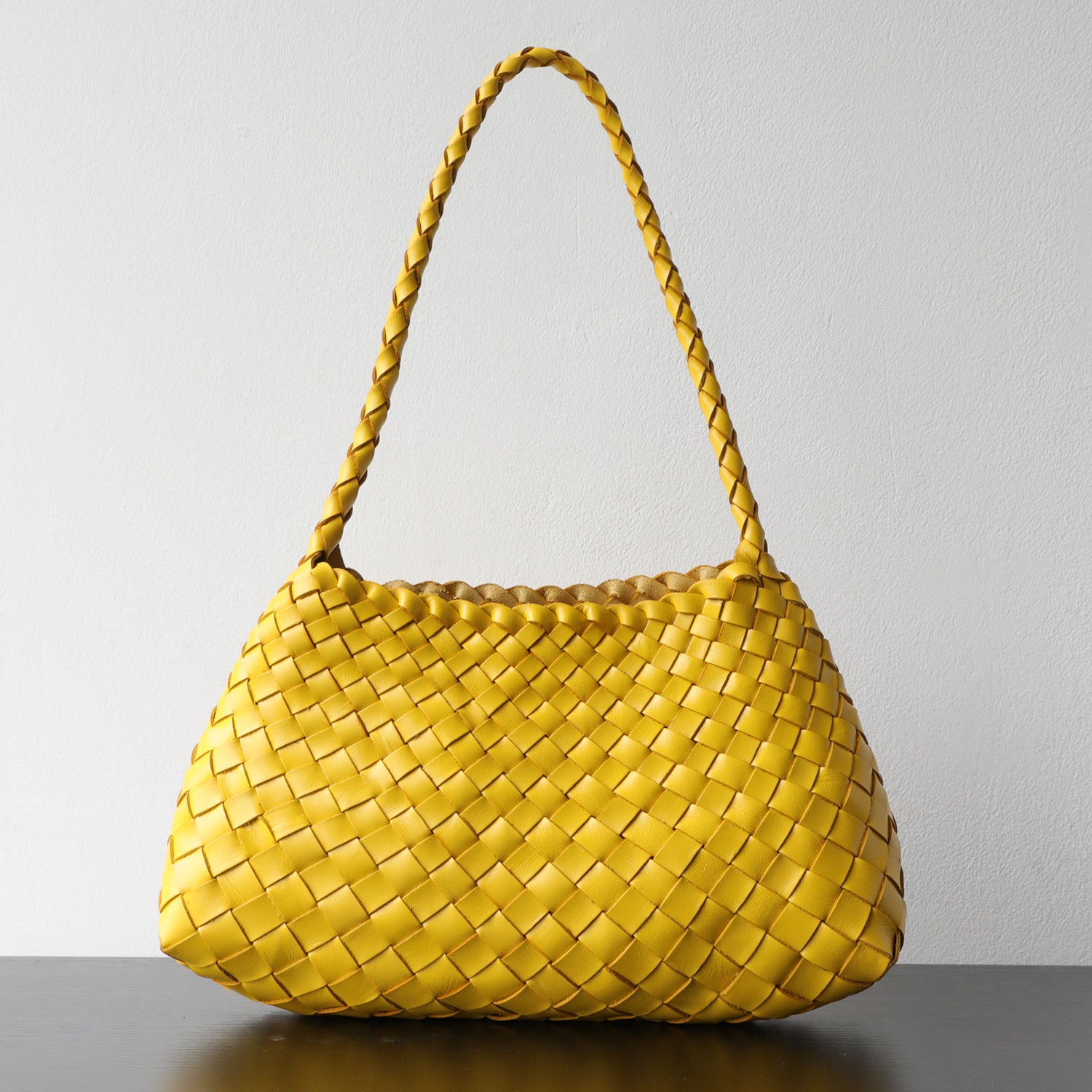 Sac à main femme en cuir véritable, sac en cuir tressé pleine fleur, coloris jaune– design élégant vue frontale