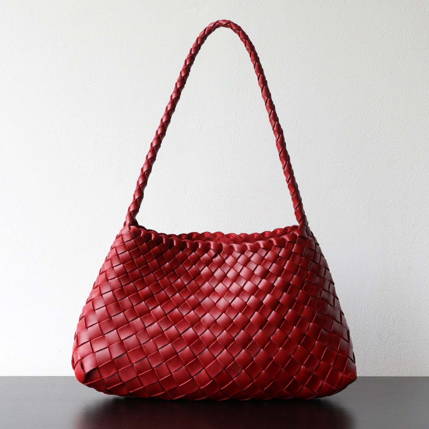 Sac à main femme en cuir véritable, sac en cuir tressé pleine fleur, coloris rouge– design élégant vue frontale