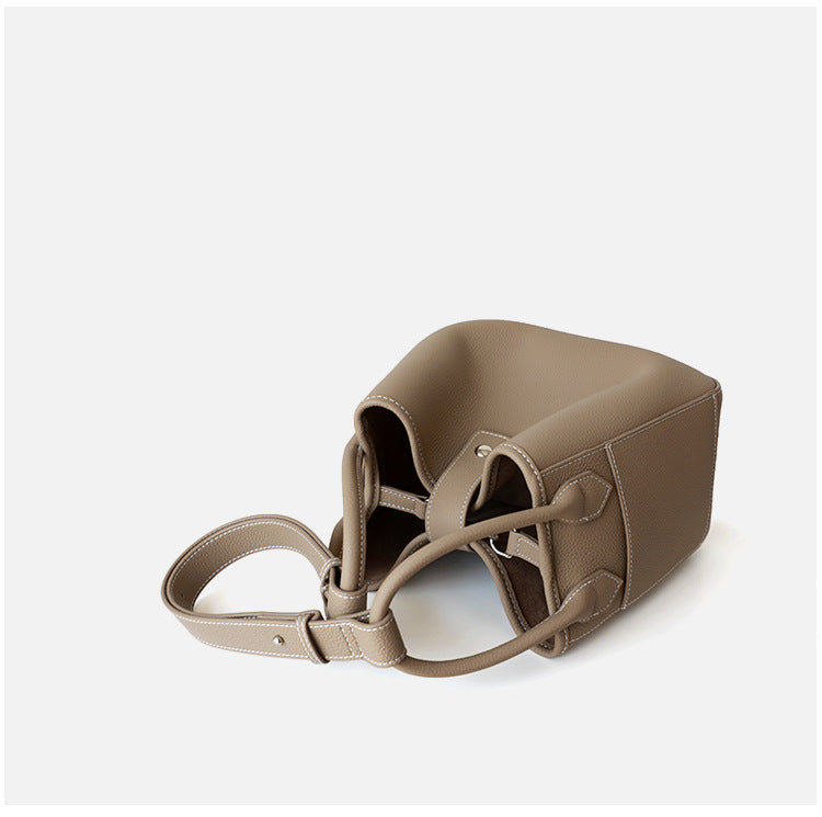 Sac seau en cuir de vachette pleine fleur pour femme, tailles petit et grand, coloris nude, vue de l'intérieure