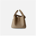 Sac seau en cuir de vachette pleine fleur pour femme, tailles petit et grand, coloris nude, vue frontale.
