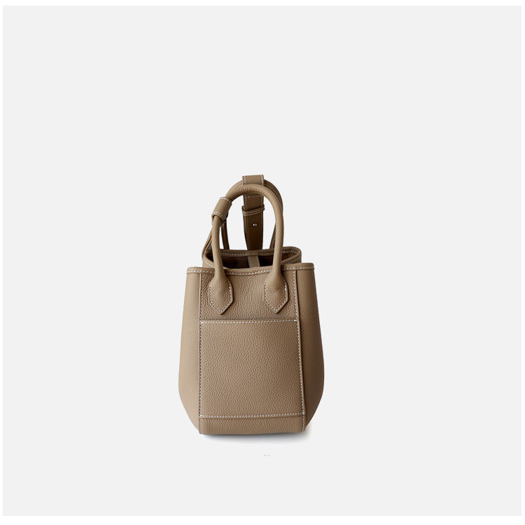 Sac seau en cuir de vachette pleine fleur pour femme, tailles petit et grand, coloris nude, vue frontale de coté