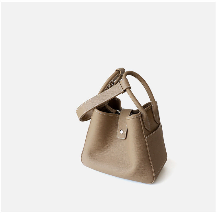 Sac seau en cuir de vachette pleine fleur pour femme, tailles petit et grand, coloris nude, vue latéral