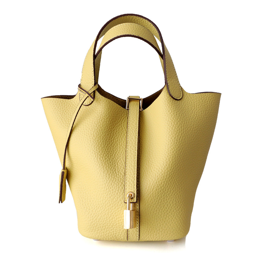 Sac seau en cuir véritable, grande capacité, coloris jaune, vue frontale.