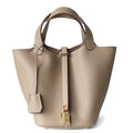 Sac seau en cuir véritable, grande capacité, coloris kaki clair, vue frontale.