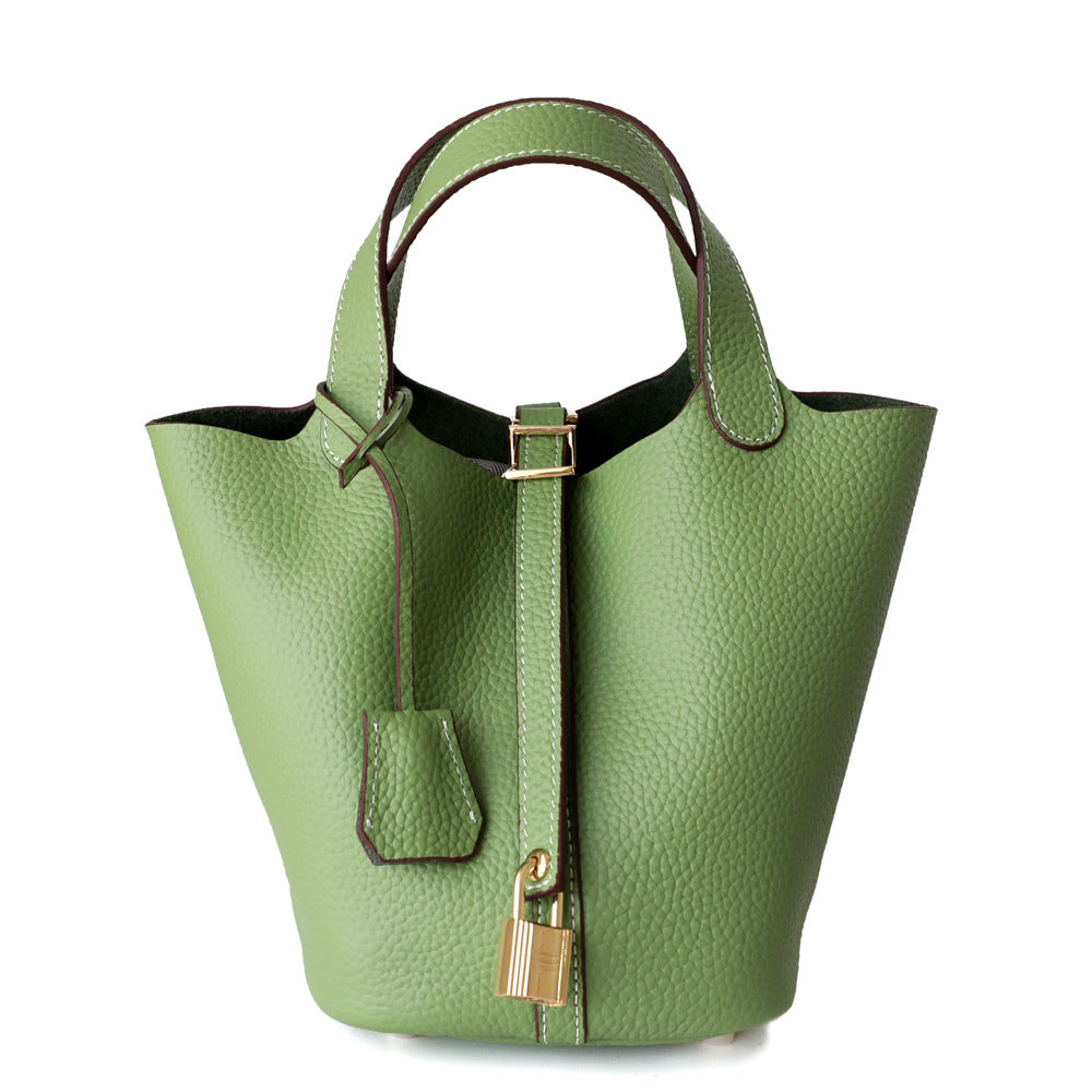 Sac seau en cuir véritable, grande capacité, coloris vert, vue frontale.