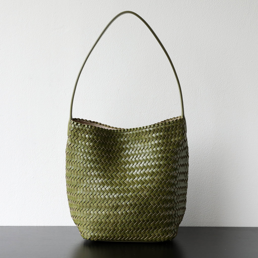 Sac seau en cuir véritable porté épaule, coloris vert olive, vue  frontale