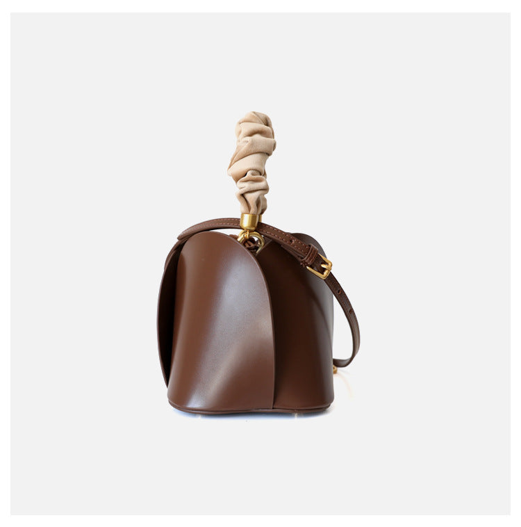 Sac seau fleuri en cuir de vachette pour femme, coloris caramel, vue de coté.