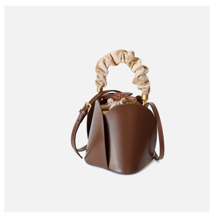 Sac seau fleuri en cuir de vachette pour femme, coloris caramel, vue latéral.