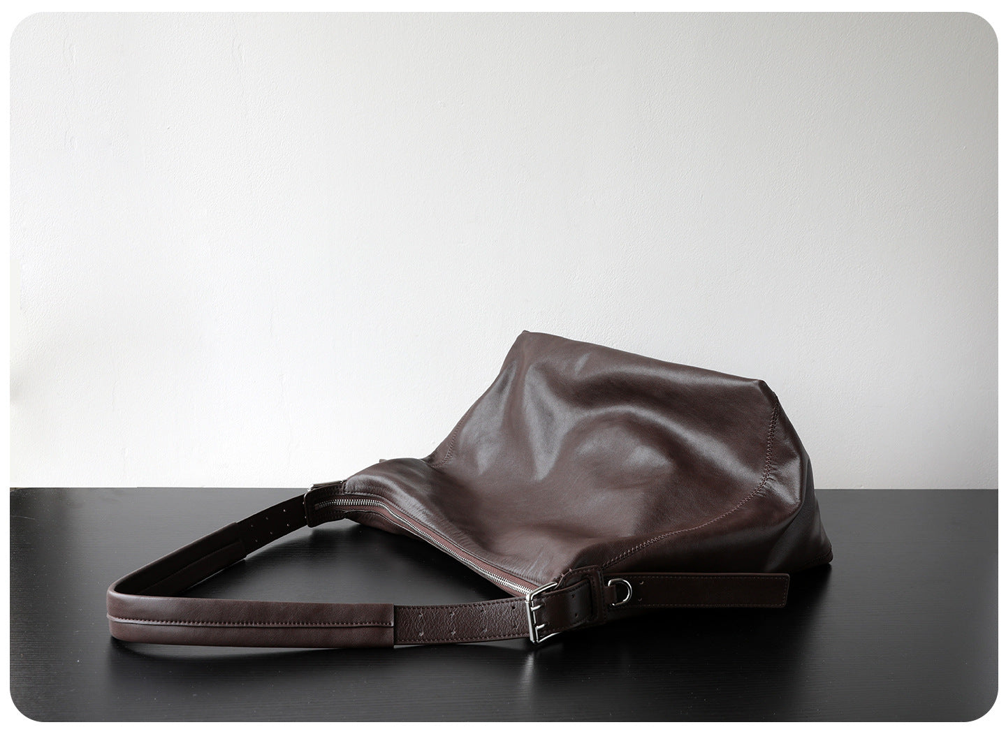 Sac vintage marron foncé en cuir vegan 