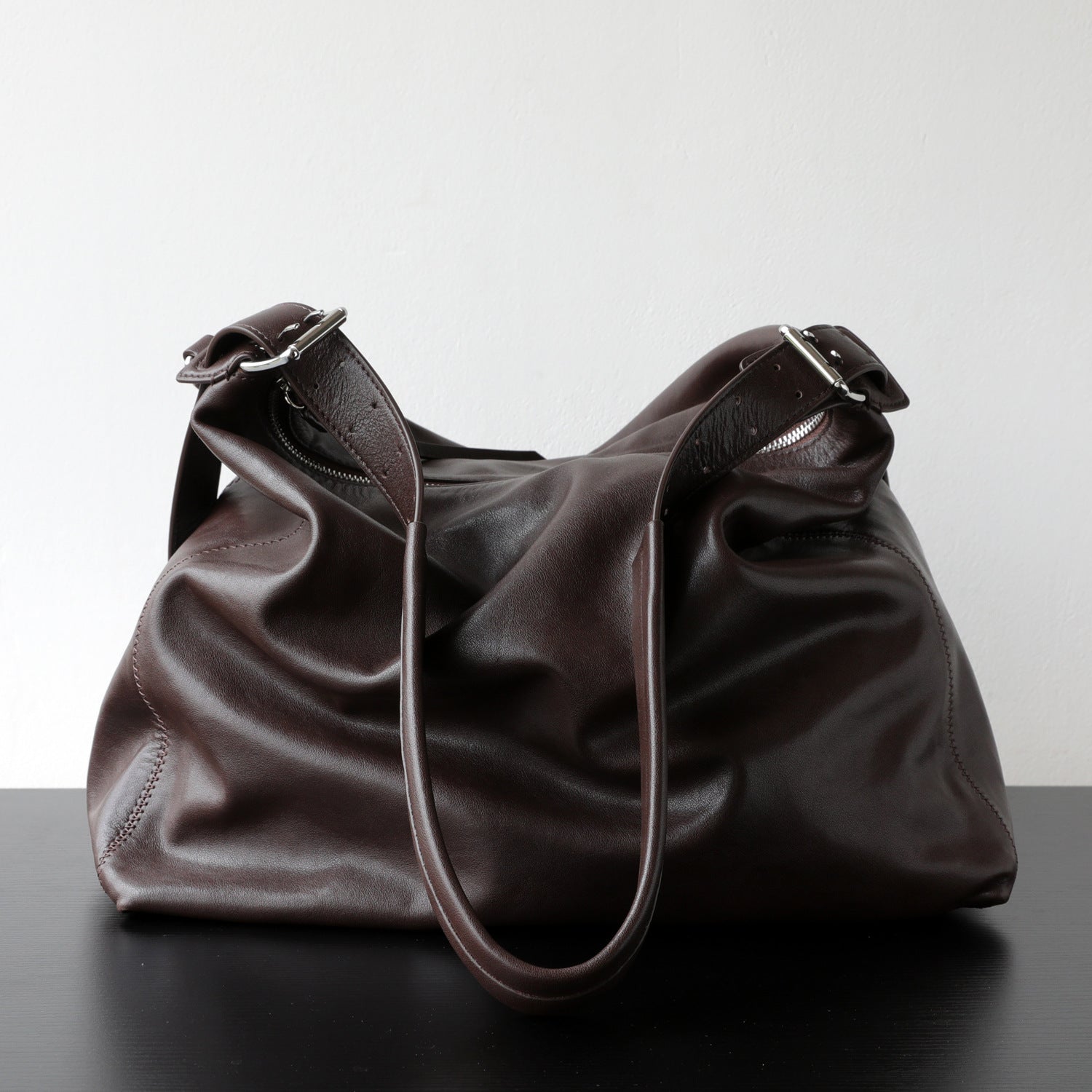 Sac vintage marron foncé en cuir vegan – présentation frontale