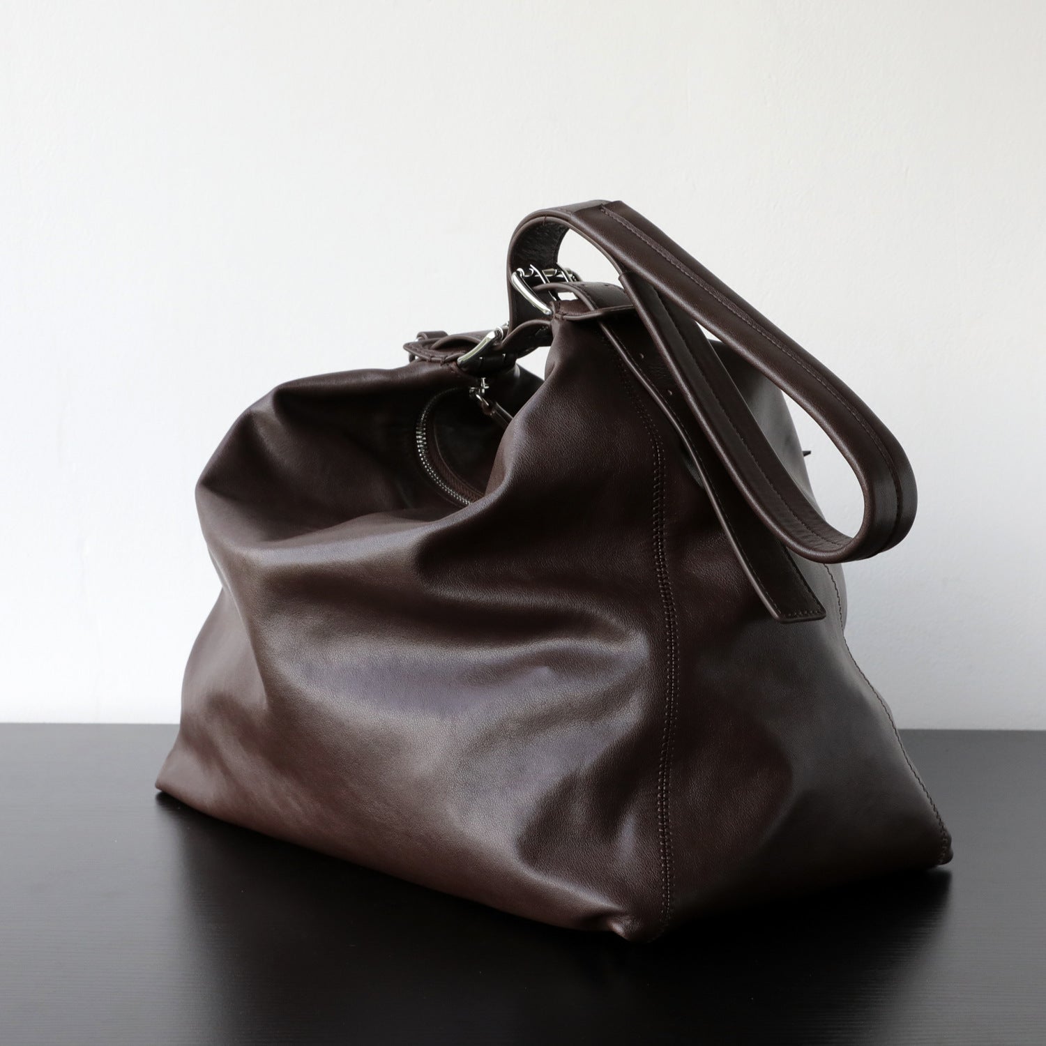 Sac vintage marron foncé en cuir vegan – présentation latéral