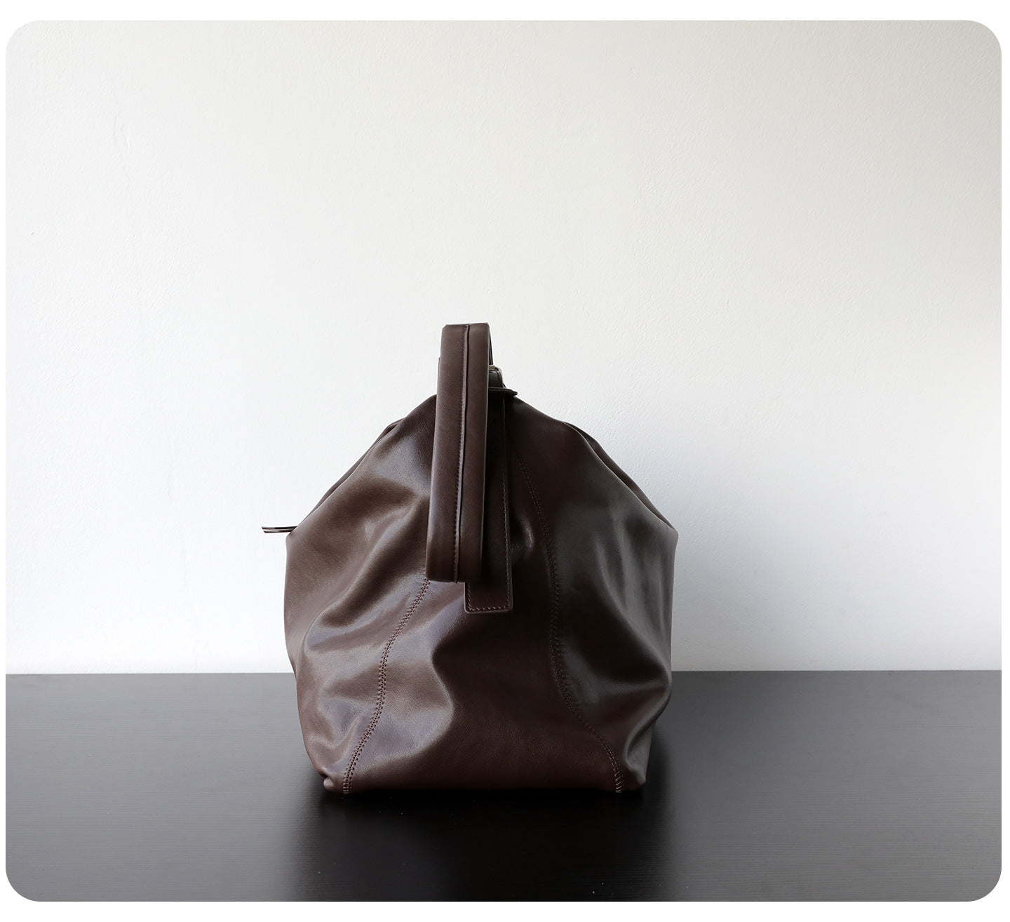 Sac vintage marron foncé en cuir vegan – vue de coté