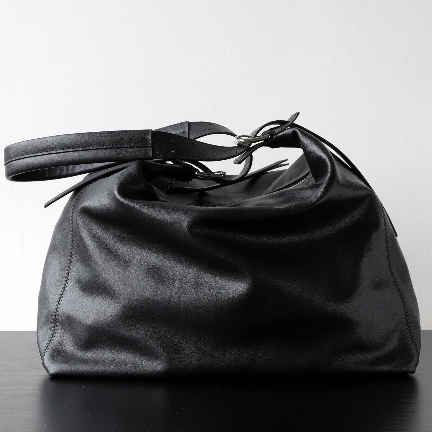 Sac vintage noir en cuir vegan – présentation frontale