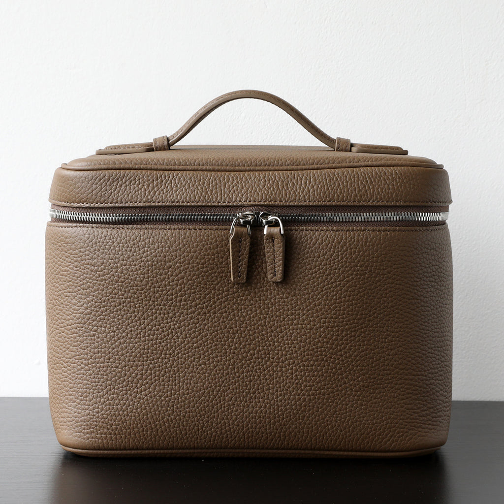 Trousse de maquillage en cuir de vachette pleine fleur, coloris marron ,  vue frontale