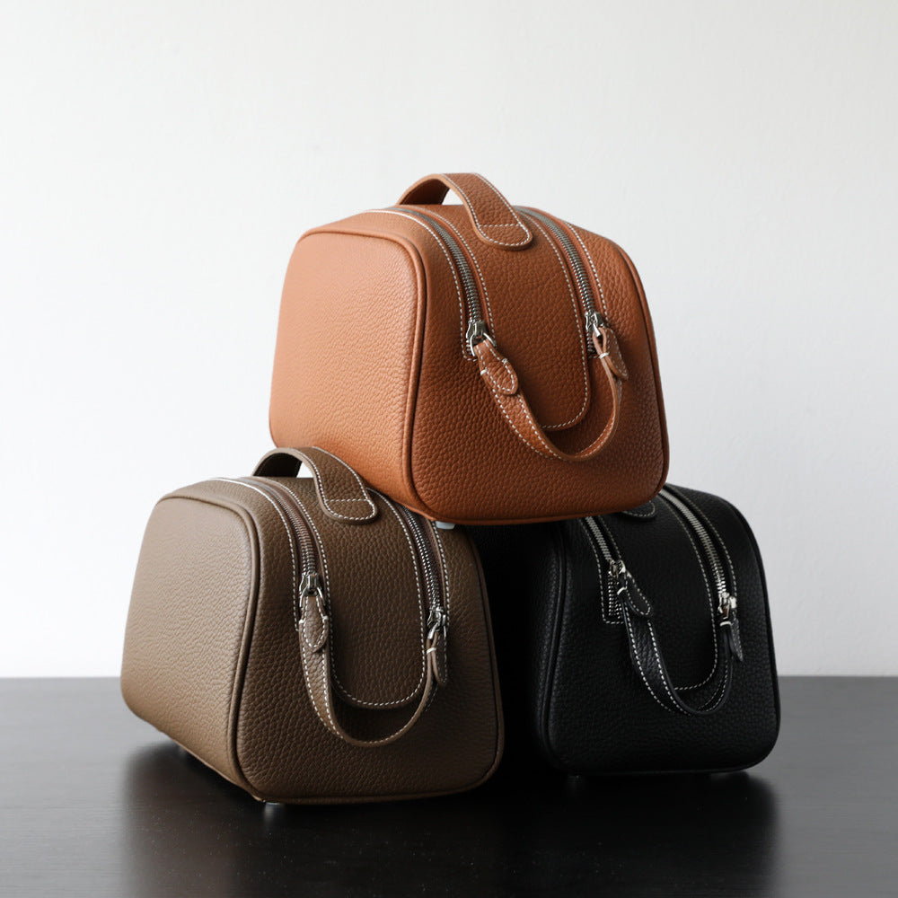 Trousse de toilette cosmétique en cuir, coloris marron foncé, noir, marron vue frontale.