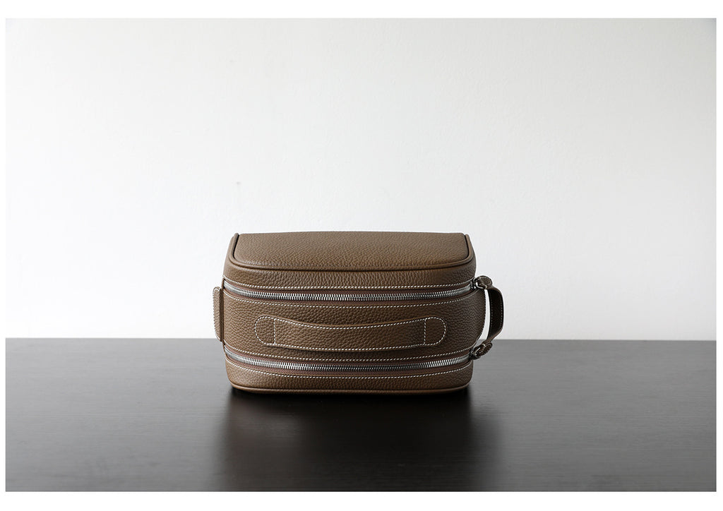 Trousse de toilette cosmétique en cuir, coloris marron foncé, vue frontale.