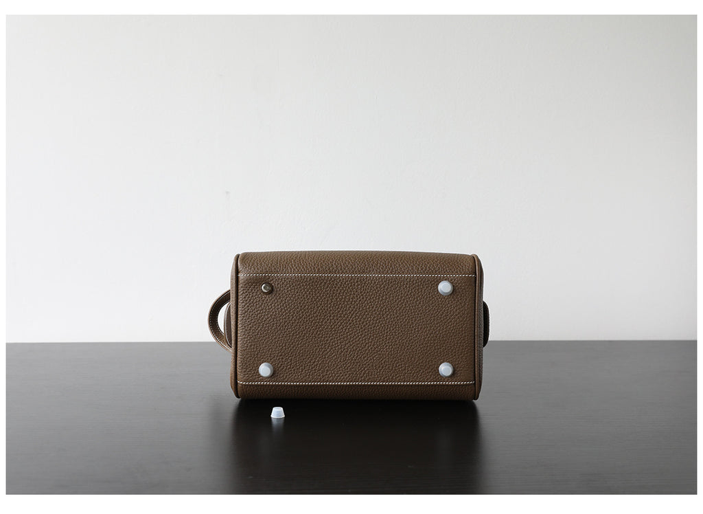 Trousse_de_toilette_cosm_tique_en_cuir_coloris_marron_fonc_vue_frontale du dos