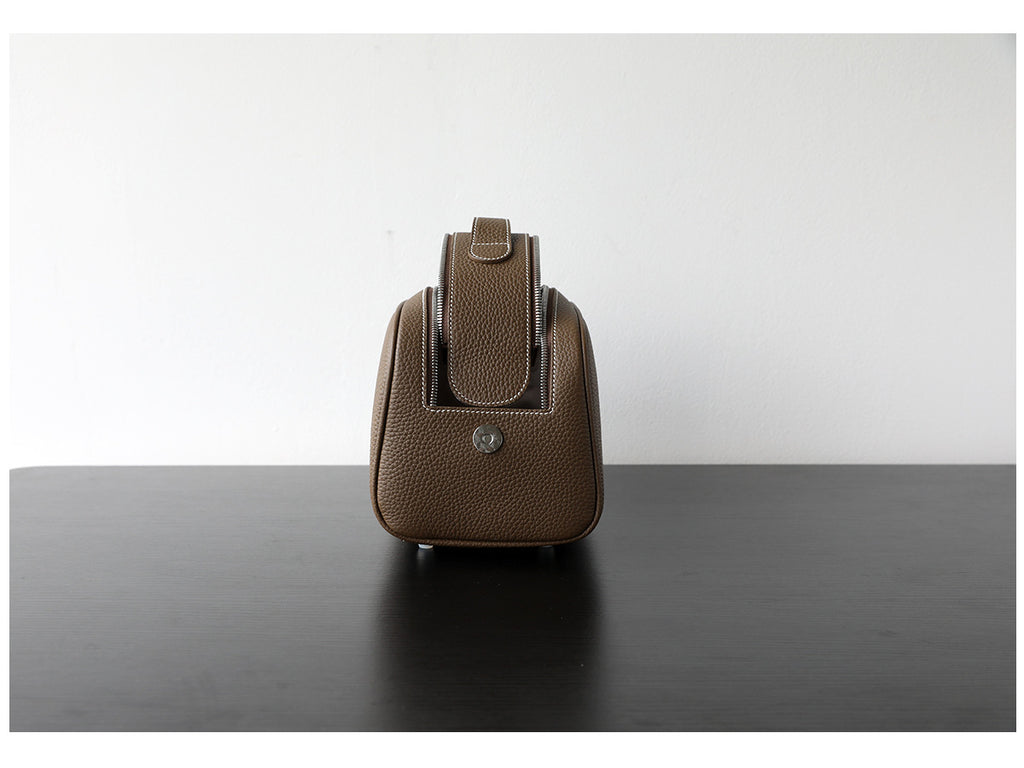 Trousse de toilette cosmétique en cuir, coloris marron foncé, vue latéral