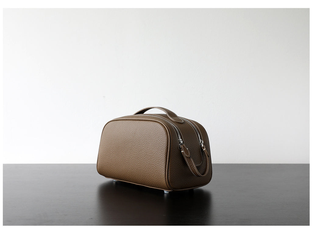 Trousse de toilette cosmétique en cuir, coloris marron foncé, vue latéral .