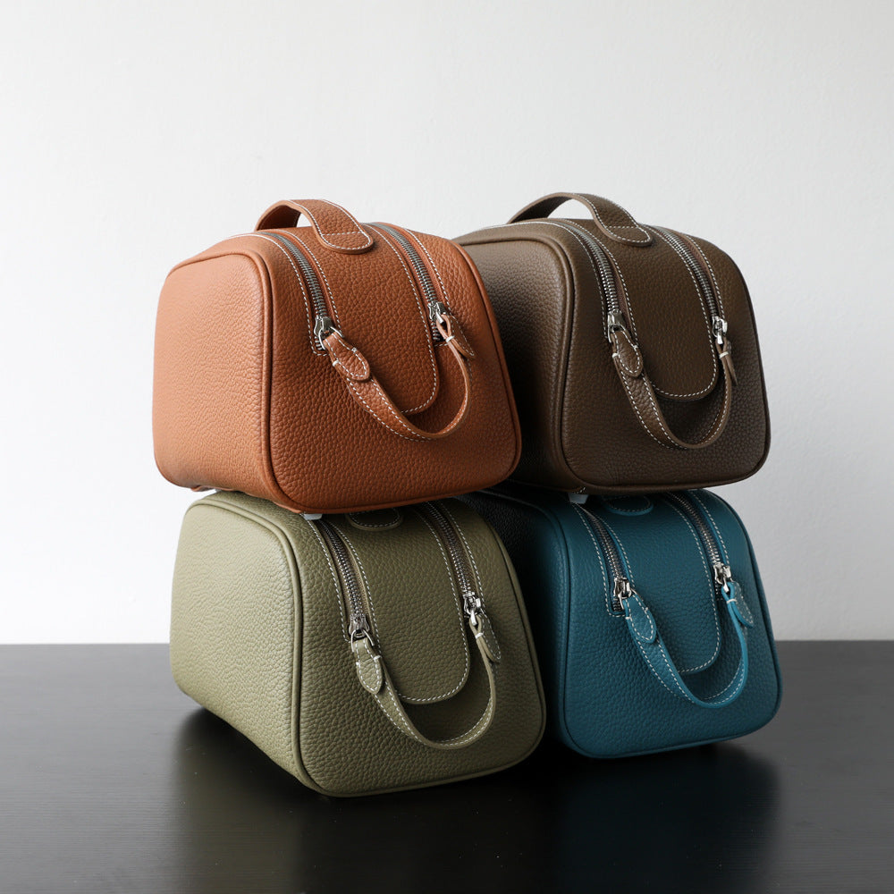 Trousse de toilette cosmétique en cuir, coloris marron, marron foncé, vert sauge, bleu, vue latéral