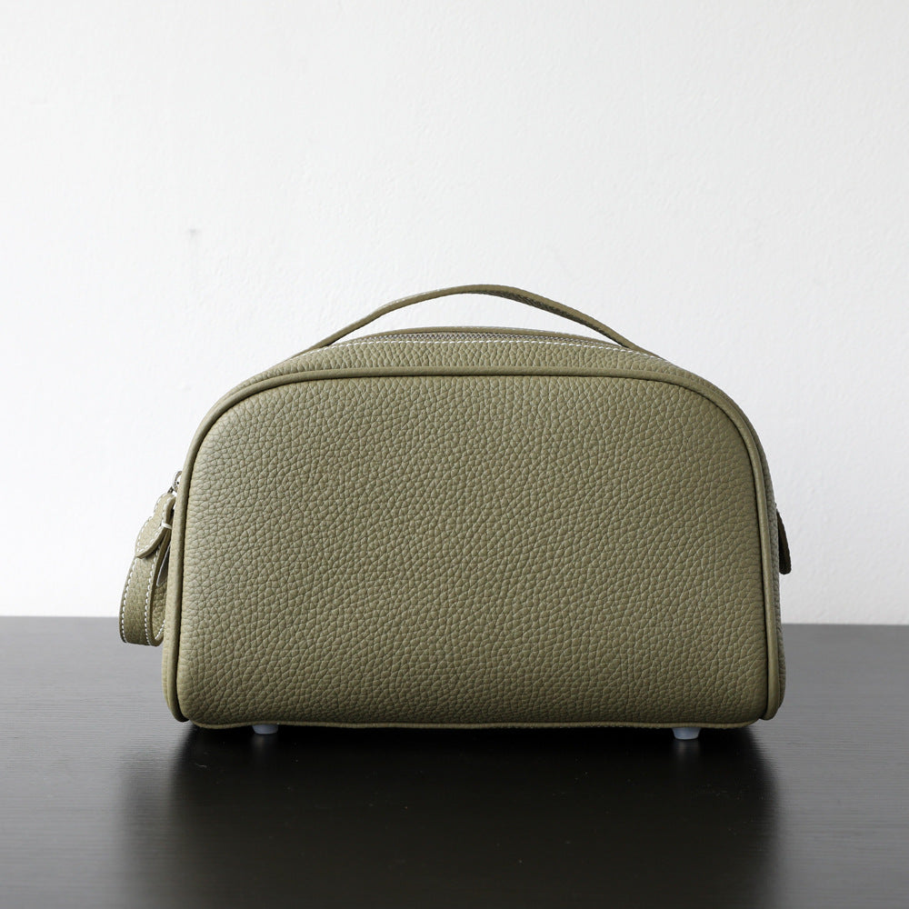 Trousse_de_toilette_cosm_tique_en_cuir_coloris_vert sauge_vue_frontale 