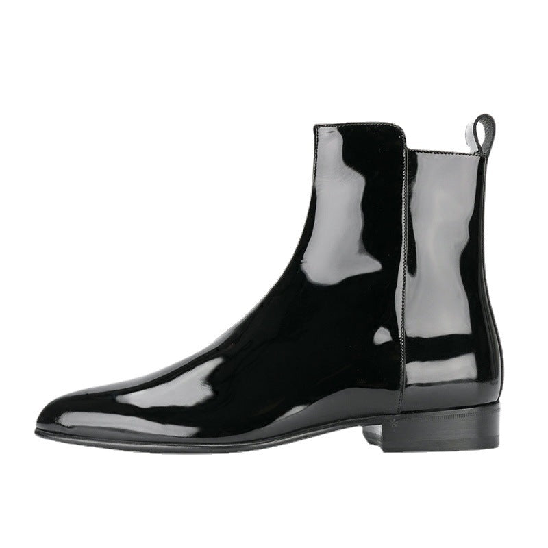  bottines zippées  à cheville en cuir noir verni à bout pointu et talon bas, vue de coté