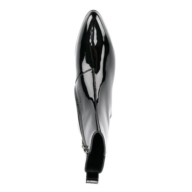  bottines zippées  à cheville en cuir noir verni à bout pointu et talon bas, vue frontale