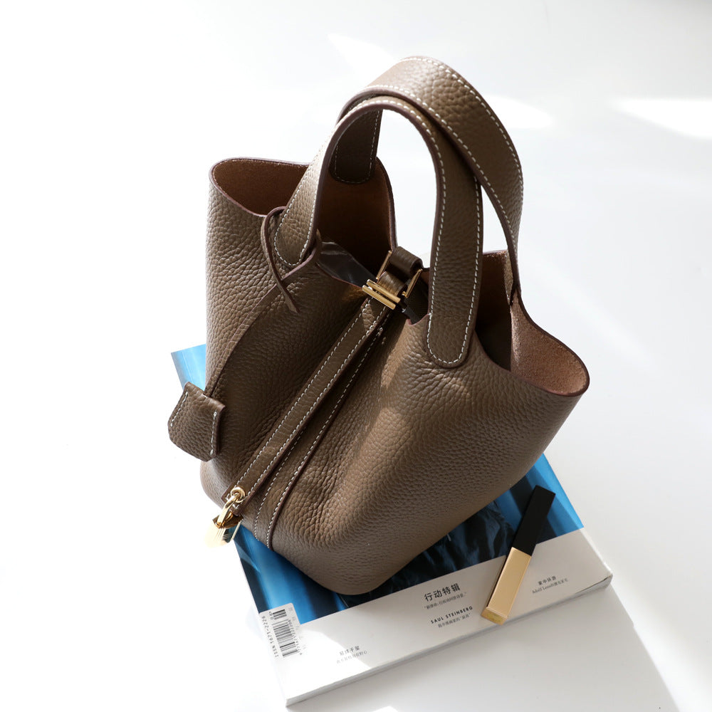 "Castelsardo" Sac seau en cuir vachette véritable avec loquet doré